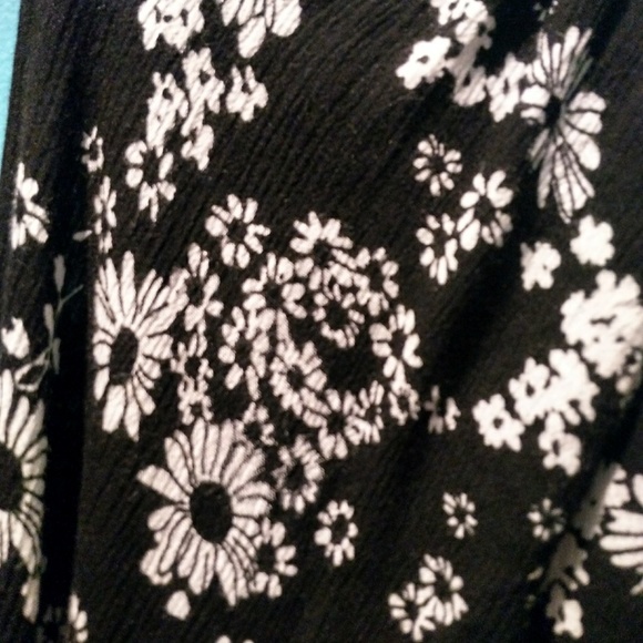Black Fun Floral Top Old Navy & Adorable size M - Picture 4 of 5